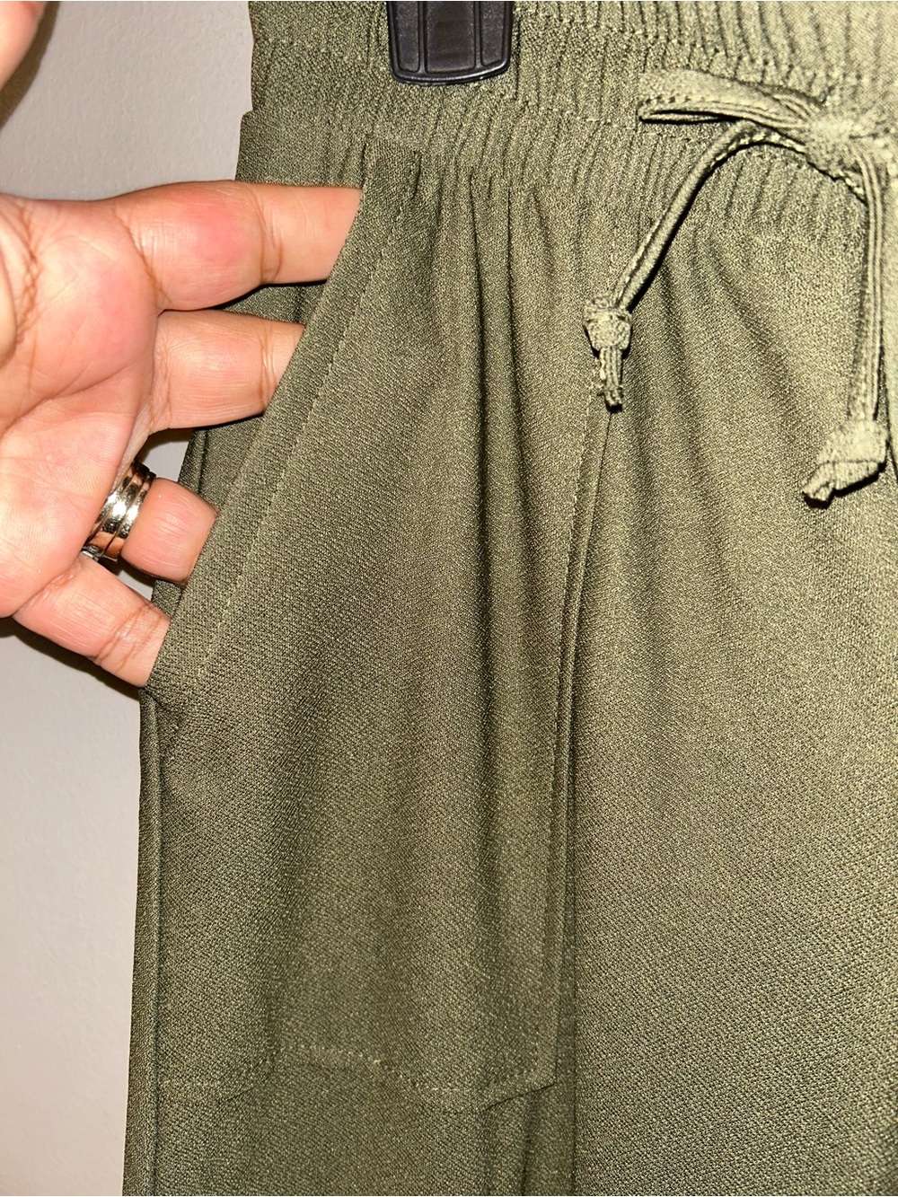 Amisu Pants - olive green pull on cargo jogger style, fitted - Picture 6 of 10